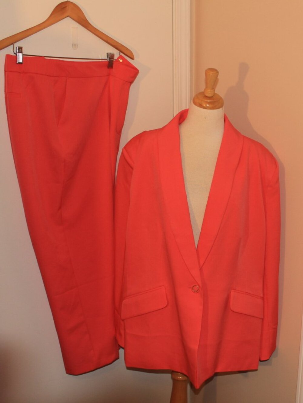 Beautiful Coral 2 Piece Suit Jacket 26 28W Pants 22W